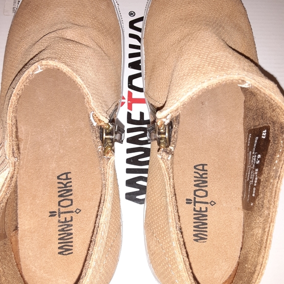 New! Minnetonka Gwen taupe fringed booties… - Picture 3 of 9